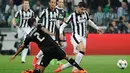 Penyerang Juventus, Alvaro Morata (kanan) berusaha melewati bek Real Madrid Raphael Varane pada leg pertama babak semifinal Liga Champions di Juventus Stadium, Rabu (6/5/2015). Juventus menang 2-1 atas Real Madrid. (Reuters/Giorgio Perottino)