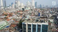 Lansekap pemukiman penduduk berlatar gedung bertingkat terlihat dari Tanah Abang, Jakarta, Selasa (21/5). Laporan Oxford Economics berjudul Global Cities 2018 menyebut Jakarta akan jadi kota dengan jumlah penduduk terbesar di dunia pada 2035, yakni 38 juta jiwa. (Liputan6.com/Immanuel Antonius)