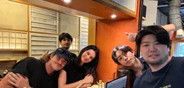 Momen kencan mereka di Tokyo menjadi sorotan setelah restoran Udon Shin membagikan foto kebersamaan Kendall dan Jacob bersama para staf. [@udon_shin.official].