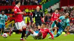 Pemain Manchester United Casemiro (tengah bawah) beraksi melawan pemain Southampton Carlos Alcaraz (kanan) pada pertandingan sepak bola Liga Inggris di Stadion Old Trafford, Manchester, Inggris, 12 Maret 2023. Pertandingan berakhir imbang dengan skor 0-0. (AP Photo/Jon Super)