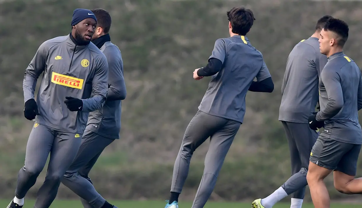 Pemain Inter Milan Belgia Romelu Lukaku (kiri) dan rekan satu timnya berlari saat sesi latihan jelang menghadapi Barcelona pada laga terakhir fase grup Liga Champions di Appiano Gentile, Italia, Senin (9/12/2019). Inter Milan akan menjamu Barcelona di Giuseppe Meazza. (Miguel MEDINA/AFP)