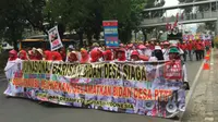 Seribuan bidan dari berbagai daerah melakukan unjuk rasa di depan Istana Merdeka, Jakarta, Senin (28/9/2015).