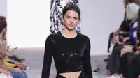 Bantah Rumor Kehamilan, Kendall Jenner Lakukan Ini