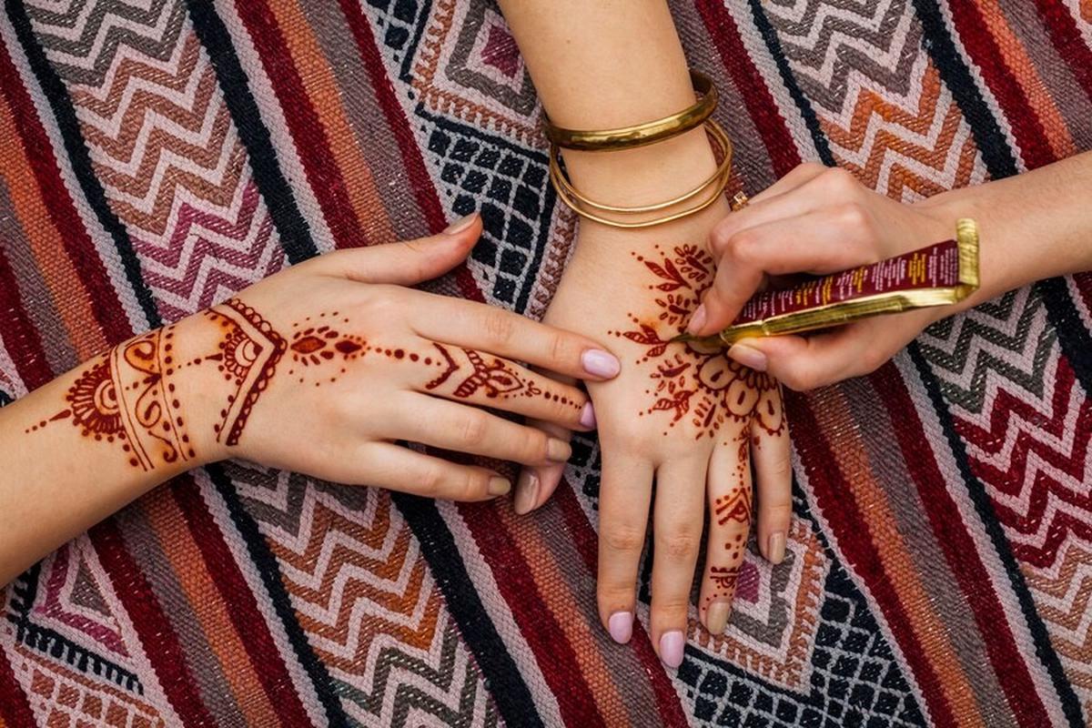 Ilustrasi Pakai Henna