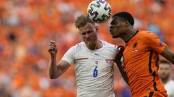 Bek timnas Belanda, Denzel Dumfries bersaing dengan bek Republik Ceko, Tomas Kalas pada babak 16 besar Euro 2020 di Puskas Arena, Budapest, Minggu (27/6/2021). Belanda yang bermain dengan 10 pemain setelah turun minum secara mengejutkan disingkirkan Ceko usai kalah 0-2. (AP Photo/Darko Bandic, Pool)