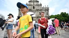 Kerumunan besar turis yang sebagian besar berasal dari Tiongkok berjalan melewati pusat bersejarah Makau selama liburan Golden Week pada 3 Oktober 2023. (Peter PARKS/AFP)