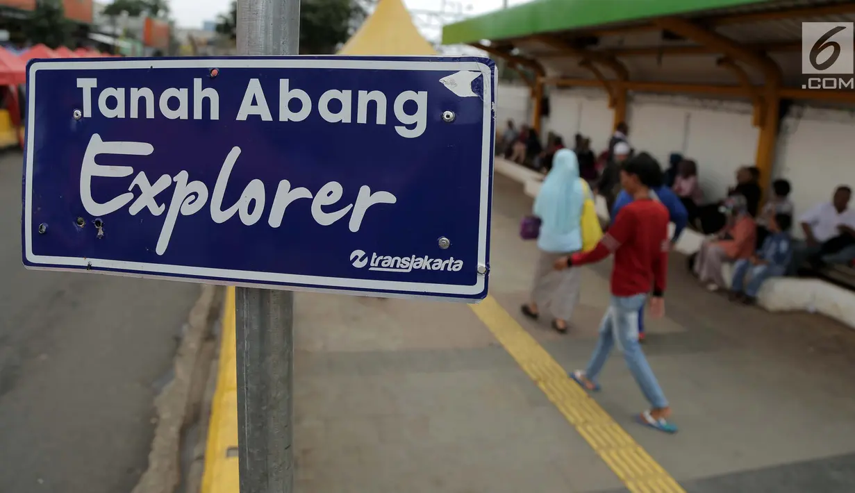 Shelter bus TransJakarta Tanah Abang Explorer di jalan Jatibaru Raya, Jakarta, Selasa (30/1). Satpol PP mengerahkan kendaraannya untuk mengangkut warga karena operasional bus gratis Tanah Abang Explorer dihentikan sementara. (Liputan6.com/Gempur M Surya)