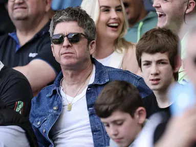 Mantan personil band Oasis, Noel Gallagher, menyaksikan langsung pertandingan antara Manchester City vs Fulham pada laga pekan ke-37 Premier League di Craven Cottage, Sabtu (11/5/2024). City menang empat gol tanpa balas. (AFP/Adrian Dennis)