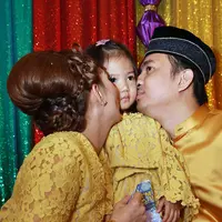 Presenter Ayu Dewi dan Regi Datau baru saja menggelar upacara adat bagi anaknya Aqilah Dewi Humairah. Acara adat Gorontalo Mandi Lemaon itu bertujuan menghilangkan sifat-sifat jelek kalau dewasa kelak. (Deki Prayoga/Bintang.com)