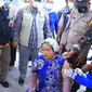 Petugas Kesehatan dari Dinas Kesehatan Probolinggo Melakukan suntik difteri terhadap masayarakat Desa Gili Ketapang yang daerahnya masuk KLB difteri (Istimewa)