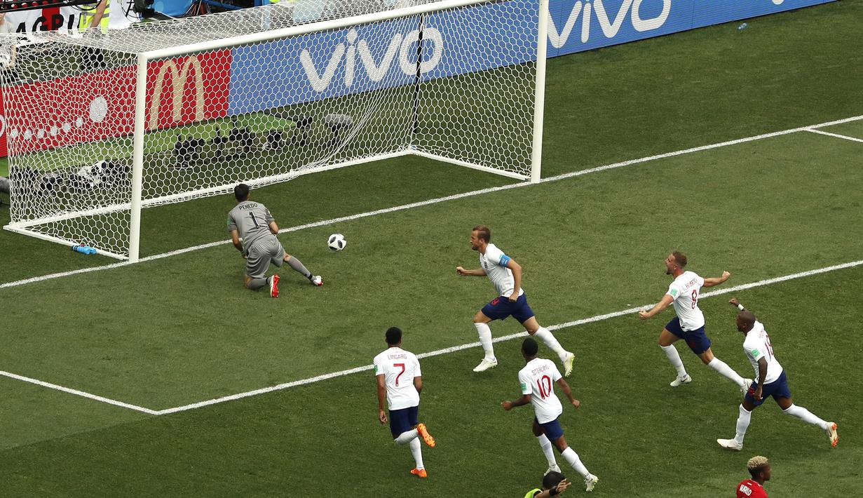 Penyerang Inggris, Harry Kane (atas) dua kali mencetak gol lewati titik putih saat melawan Panama pada laga grup G Piala Dunia 2018 di Nizhny Novgorod Stadium, Nizhny Novgorod, Rusia, (24/6/2018).  Inggris menang 6-1. (AP/Darko Bandic)