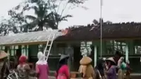 VIDEO: Libur Panjang, Para Ibu Bantu Perbaiki Sekolah Ambruk