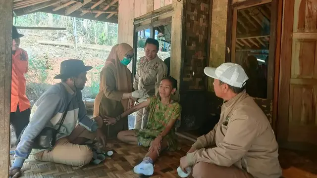 Bibi penyiram air panas ke keponakan diamankan petugas BPBD Kabupaten Sukabumi. (Liputan6.com/Istimewa).