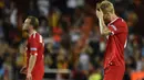 Pemain Sevilla tampak kecewa usai ditaklukkan Valencia pada laga La Liga Spanyol di Stadion Mestalla, Sabtu (21/10/2017). Valencia menang 4-0 atas Sevilla. (AFP/Jose Jordan)