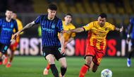 Duel Alessandro Bastoni (kiri) dengan Walid Cheddira di laga Lecce vs Inter Milan di pekan ke-26 Liga Italia 2025/2026 di Stadio Via del Mare, Minggu (22/02/2026) dini hari WIB. (Giovanni Evangelista/LaPresse via AP)