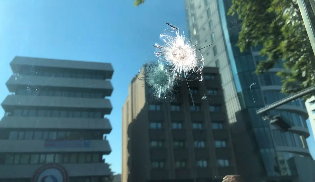 Sebuah kaca bilik keamanan Kedutaan Besar Amerika Serikat tertembak di Ankara, Turki, (20/8). Kedubes AS di Turki ditembaki pria bersenjata tak dikenal dini hari tadi, sekitar pukul 05.00 waktu setempat. (AP Photo/Burhan Ozbilici)