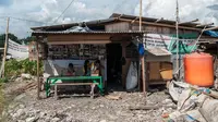 Sejumlah warga Pasar Ikan dan Kampung Akuarium masih bertahan di atas lahan bekas penggusuran di Kampung Aquarium, Jakarta, Jumat (28/4). (Liputan6.com/Gempur M Surya)