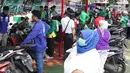 Suasana Servis dan ganti oli motor gratis untuk para buruh di Lapangan Ahmad Yani, Tangerang, banten (1/5). Servis dan ganti oli motor gratis ini dalam rangka peringatan Hari Buruh Sedunia. (Merdeka.com/Arie Basuki)