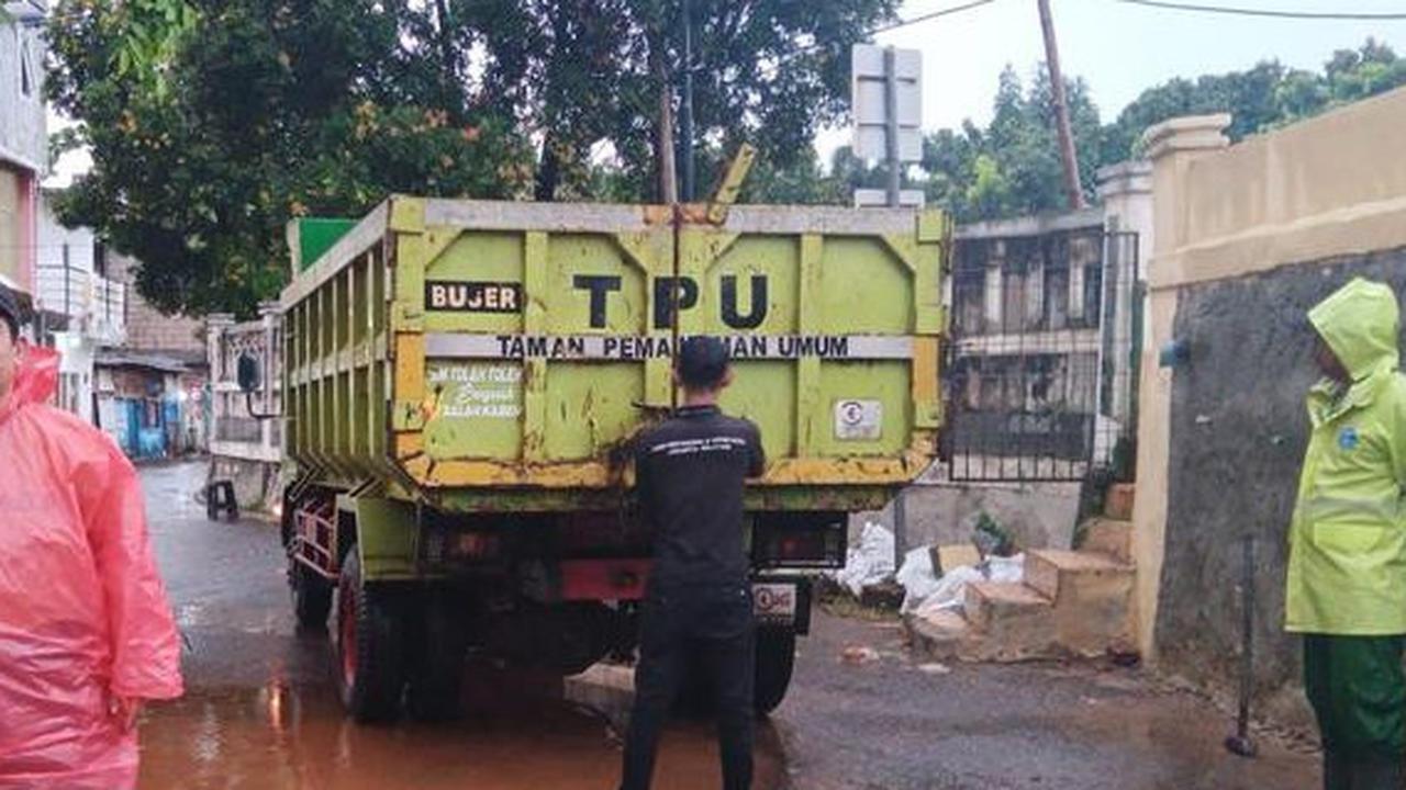 Hujan Deras, Tembok Pembatas TPU Jeruk Purut Roboh
