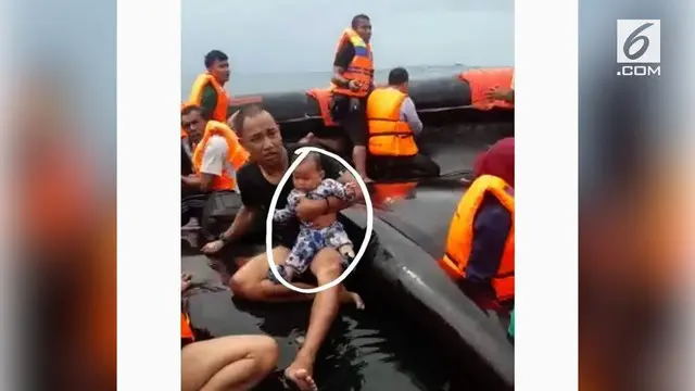 Beredar rekaman video amatir proses evakuasi setelah kapal KM Lestari Maju tenggelam.