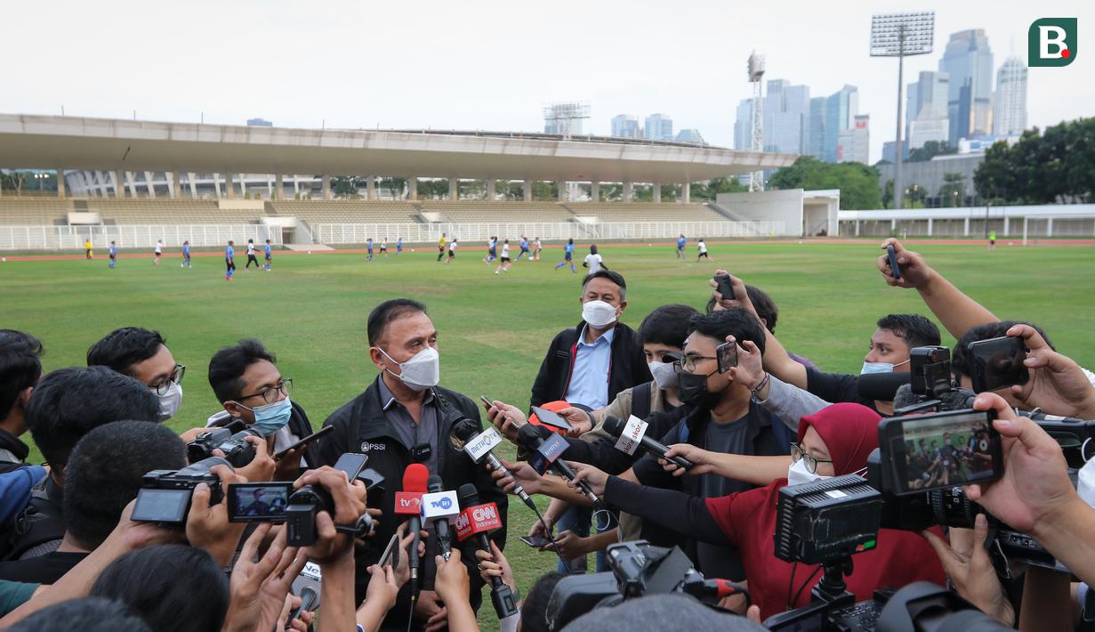 Ketua Umum PSSI, Mochamad Iriawan melakukan wawancara dengan sejumlah wartawan saat laga uji coba Timnas Wanita Indonesia melawan Tim Putri Persib Bandung di Stadion Madya, Jakarta, Kamis (13/01/2022). (Bola.com/Bagaskara Lazuardi)