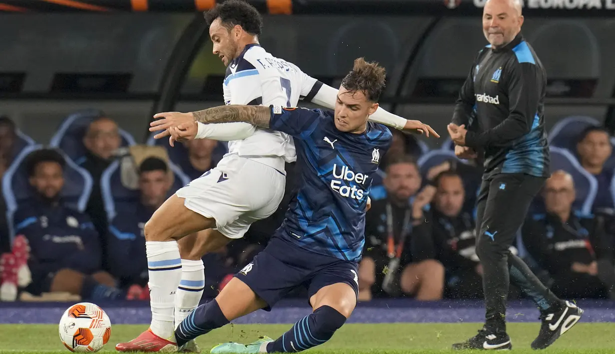 Penyerang Lazio Felipe Anderson berebut bola dengan bek Olympique Marseille, Pol Lirola pada matchday kedua Grup E Liga Europa 2021 di Stadion Olimpico Roma, Kamis (21/10/2021) malam WIB. Lazio hanya mampu bermain imbang 0-0 kala menjamu Marseille. (AP Photo/Gregorio Borgia)