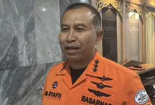 Kabasarnas Marsekal Madya TNI Mohammad Syafi memastikan pencarian terhadap lima jurnalis dan kru kapal Arupadhatu 1 yang hilang kontak di Selat Sunda tetap dilakukan. (Liputan6.com/Ady Anugrahadi)