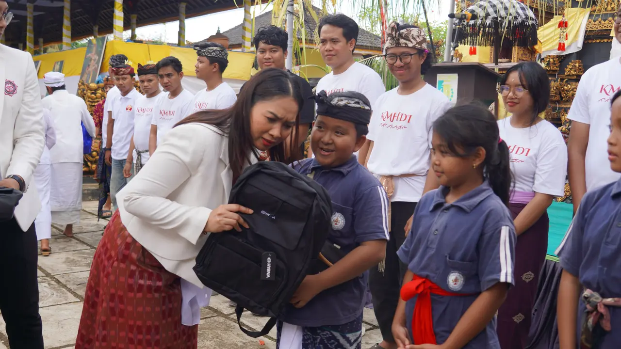 Wakil Menteri Pariwisata Ni Luh Puspa menyalurkan bantuan sosial sebagai bagian dari upaya penguatan umat Hindu di Lampung (Istimewa)