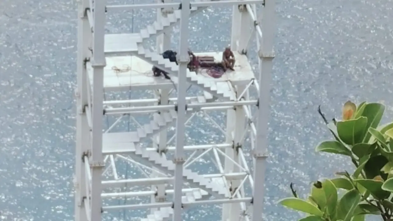 Proyek lift kaca di Pantai Kelingking Bali