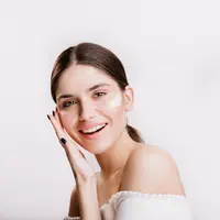 Ilustrasi Pemakaian Krim Mata Credit: pexels.com/Kaia