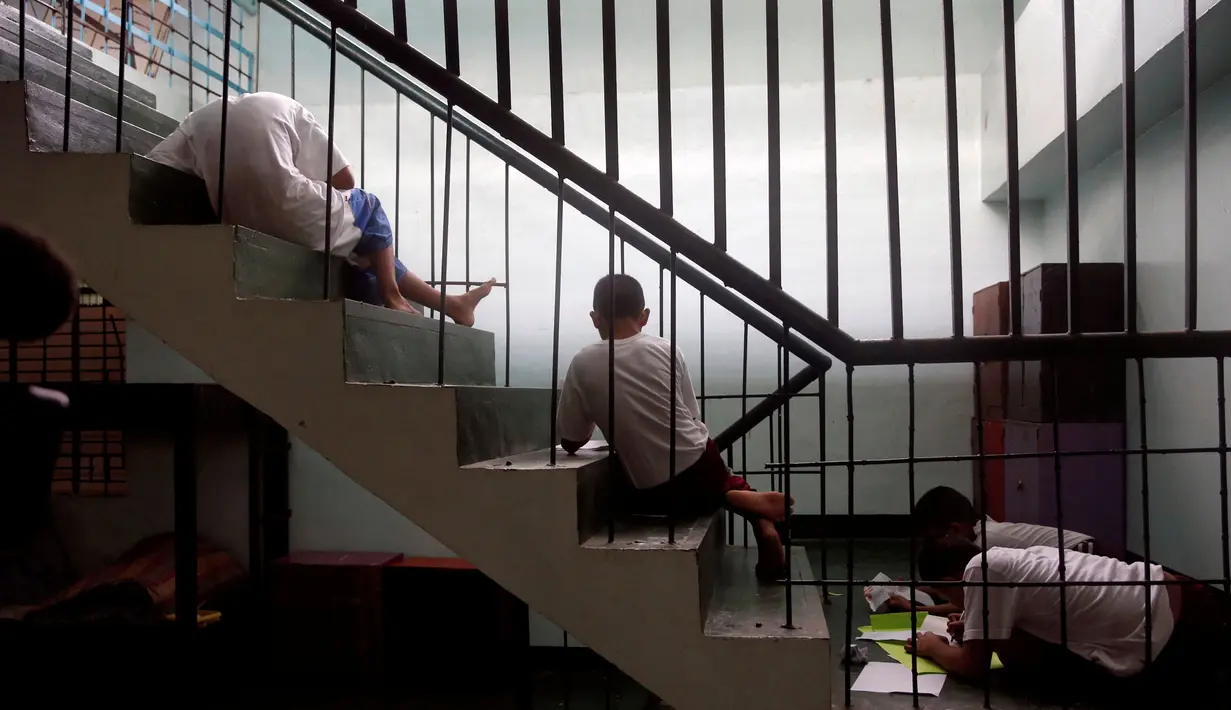 Sejumlah anak berada di tangga mengikuti kelas menggambar selama menjalani pemulihan di sebuah pusat rehabilitasi narkoba milik pemerintah di Taguig, Metro Manila, Filipina, (12/12). (REUTERS/Erik De Castro)