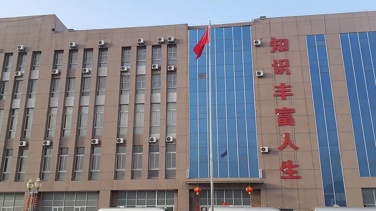 Gedung utama pusat pelatihan vokasional di di Atush, Prefektur Otonomi Kizilsu Kirgiz, Wilayah Otonomi Xinjiang-Uighur (XUAR) (Rizki Akbar Hasan / Liputan6.com)