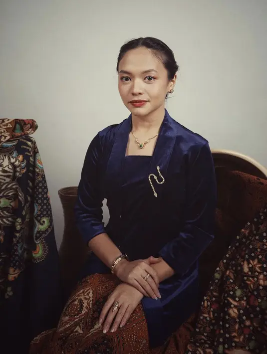 Ia juga pernah terlihat bergaya klasik dalam nuansa kebaya biru beludru yang elegan.  [Foto: Instagram/ Amel Carla]