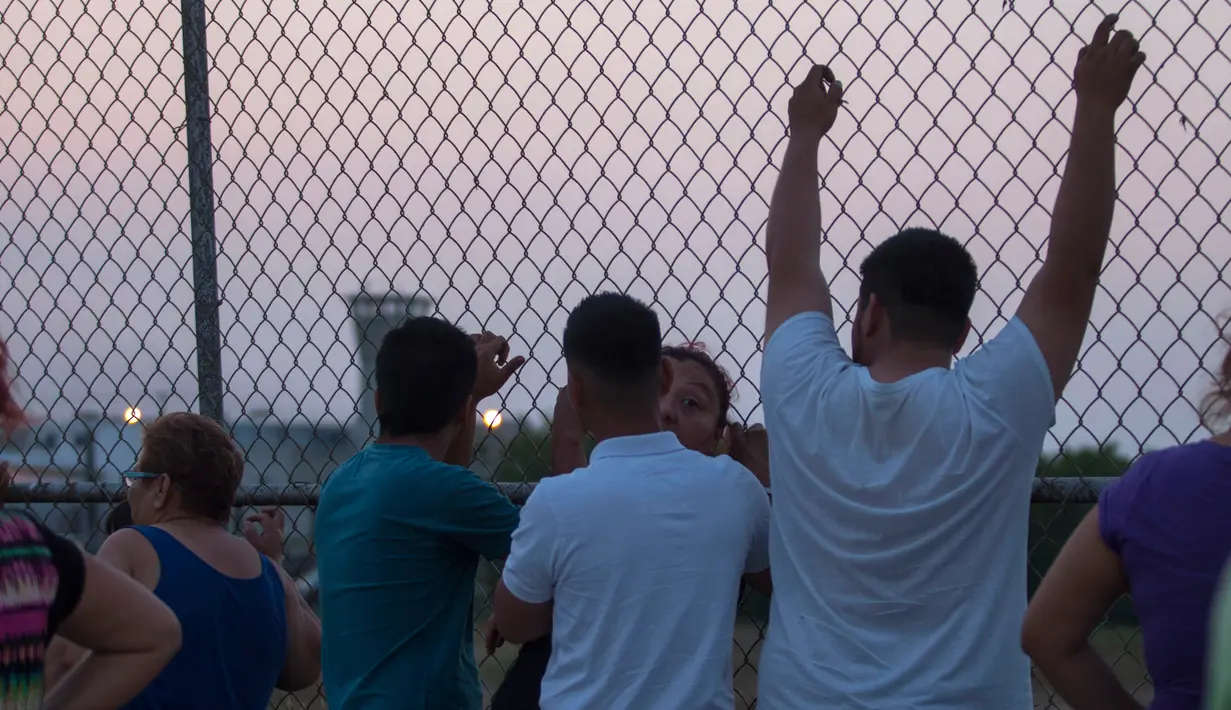 Kerabat dan keluarga tahanan menanggis menunggu informasi kerusuhan di penjara Cadereyta di Monterrey, Meksiko, (27/3). Dikabarkan akibat kerusuhan ini setidaknya 45 orang terluka antaranya penjaga dan tahanan. (AFP Photo / Julio Cesar Aguilar)