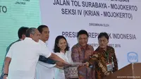 Presiden Jokowi meresmikan tol Surabaya-Mojokerto Seksi IV ruas Krian-Mojokerto di Desa Penompo, Kecamatan Jetis, Kabupaten Mojokerto, Jawa Timur, (19/3). (Setpres/Agus Suparto)