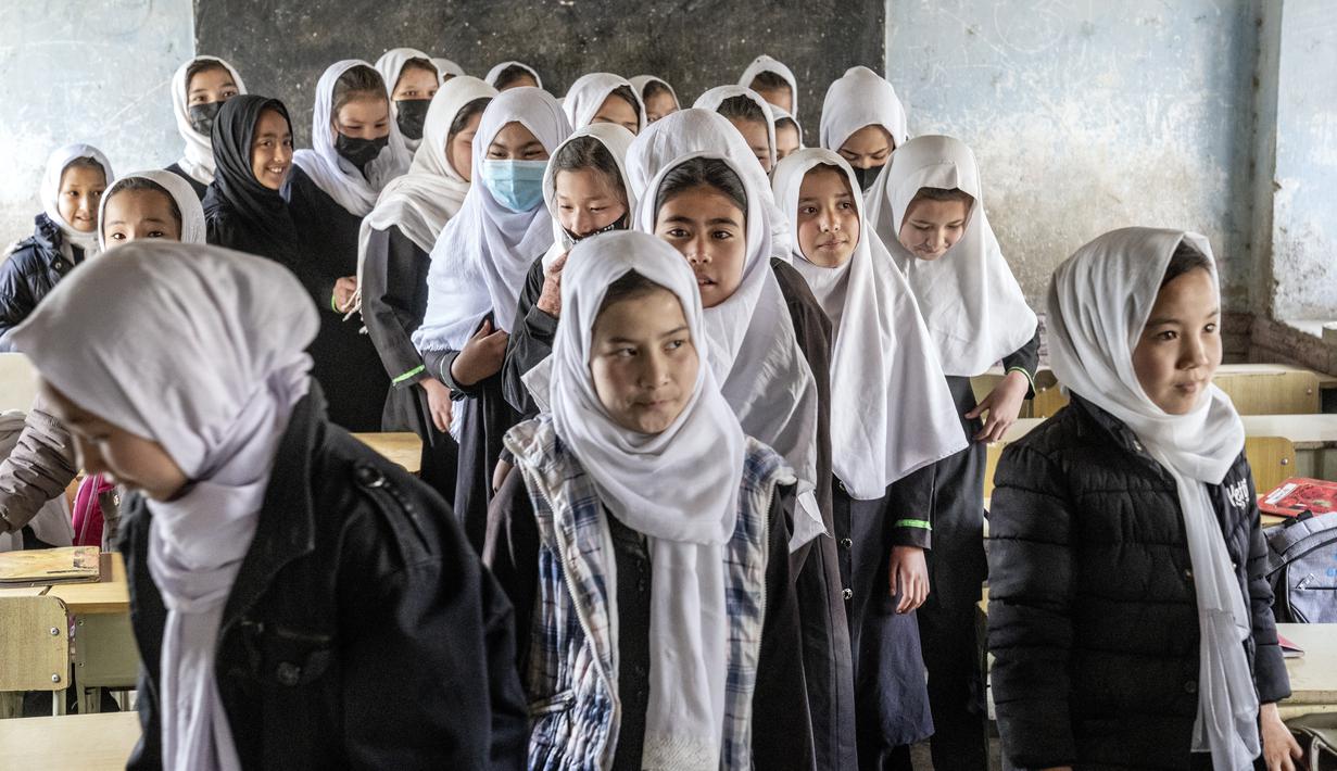 <p>Tahun pendidikan baru Afghanistan dimulai, tetapi sekolah menengah atas tetap ditutup untuk anak perempuan pada tahun kedua setelah Taliban kembali berkuasa 2021 lalu. (AP Photo/Ebrahim Noroozi)</p>
