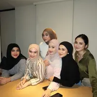 Para anggota geng Mamayu yang berhijab memiliki gaya hijab masing-masing yang bisa menjadi inspirasi. [@aurelie.hermansyah]