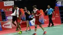 Pasangan Indonesia, Tontowi Ahmad/Lilyana Natsir meninggalkan lapangan usai melawan wakil India, Pranaav Jerry Chopra/Reddy N. Sikki pada Indonesia Masters 2019 di Istora Senayan, Selasa (22/1). Indonesia menang 21-15 21-15. (Bola.com/M Iqbal Ichsan)