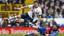 Pemain Crystal Palace, Jordon Mutch, menekel bek Tottenham, Kyle Walker. Meski kalah Tottenham menguasai jalannya laga dengan penguasaan bola 61 persen. (Reuters/Darren Staples)