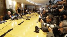 Presiden Federasi Sepak Bola Italia (FIGC), Carlo Tavecchio, memberi keterangan pers di kantor FIGC, Roma, Senin (20/11/2017). Bos FIGC tersebut mundur dari jabatanya usai gagal membawa Italia lolos ke Piala Dunia 2018. (AP/Andrew Medichini)