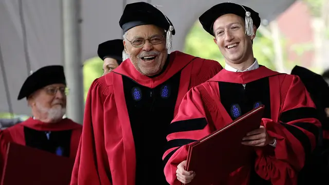 20170525-Mark Zuckerberg Mendapatkan Gelar Doktor Kehormatan dari Harvard-AP