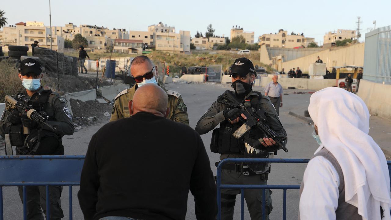 Warga Palestina Seberangi Pos Pemeriksaan untuk Sholat Jumat di Masjid Al-Aqsa
