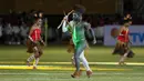 Seorang penari mengenakan koteka saat acara pembukaan Torabika Soccer Championship 2016 di Stadion Mandala, Jayapura, Papua, Jumat (29/4/2016). (Bola.com/Nicklas Hanoatubun)