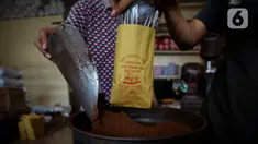 Pekerja tengah menyiapkan kopi di Toko Sedap Djaja, Jatinegara, Jakarta Timur, Minggu (5/1/2025). (Liputan6.com/Angga Yuniar)