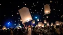 Remaja melepaskan lampion ke udara saat perayaan festival Yee Peng di Chiang Mai (3/11). Acara ini ternyata juga sebagai salah satu festival yang bersifat religius bagi masyarakat Budha. (AFP Photo/Roberto Schmidt)