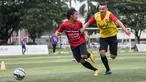 Pemain Bali United, Loudry Setiawan, berusaha melewati Silvio Escobar (kanan) saat latihan di Lapangan Pertamina, Simprug, Jakarta, Rabu (6/4/2016). Ini merupakan persiapan jelang Trofeo Persija, Sabtu (9/4/2016) nanti. (Bola.com/Vitalis Yogi Trisna)