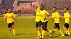 Ekspresi James Koko Lomell setelah mencetak gol ke gawang Persija Jakarta pada laga terakhir Grup D babak 8 besar Piala Jenderal Sudirman di Stadion Manahan, Solo, Minggu (20/12/2015) malam WIB.(Bola.com/Romi Syahputra)