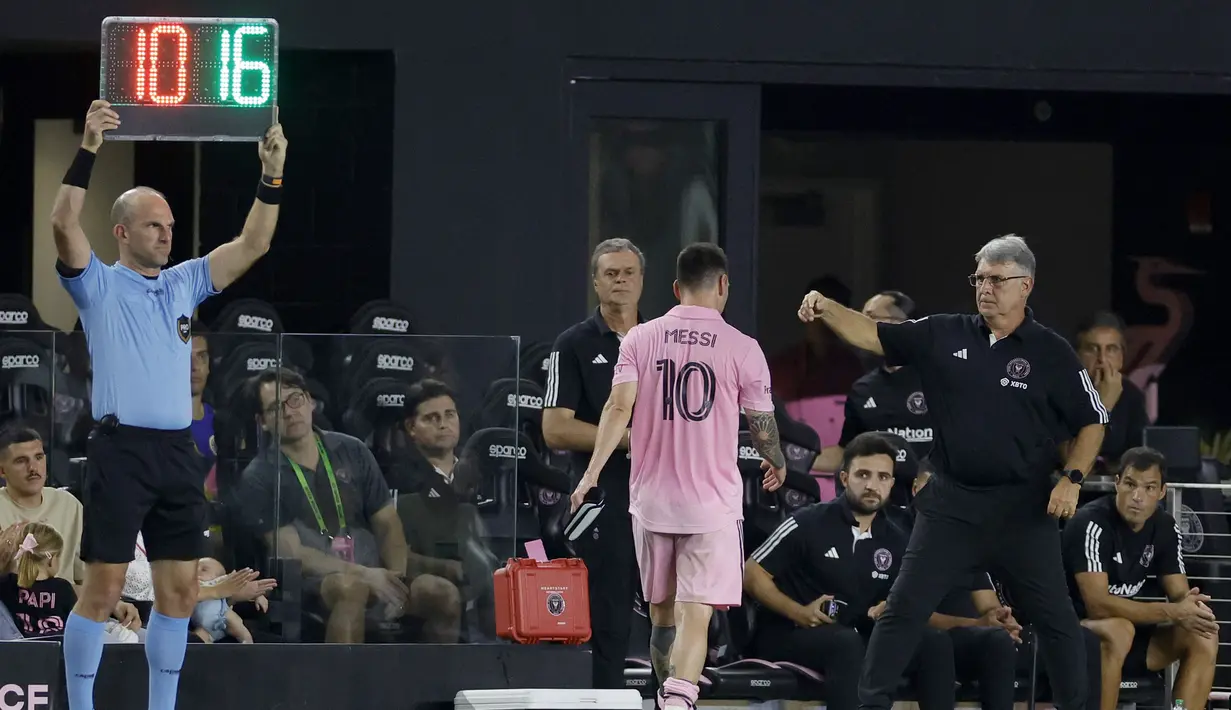 <p>Pemain Inter Miami, Lionel Messi berjalan ke luar lapangan setelah digantikan oleh Robert Taylor pada laga lanjutan Liga Amerika Serikat (MLS) melawan Toronto FC di DRV PNK Stadium, Florida, Amerika, Kamis (21/09/2023) dini hari WIB. Belum tahu apa penyebab pasti La Pulga ditarik ke luar lapangan lebih cepat. Namun, Messi diduga kelelahan setelah melakoni jadwal padat bersama Inter Miami dan Timnas Argentina. (AFP/Getty Images/Joe Raedle)</p>