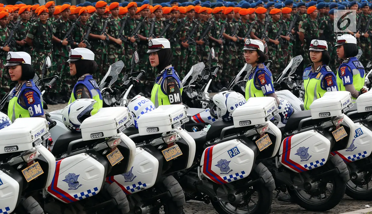 Sejumlah Polwan mengikuti Apel Kesiapan Natal, Tahun Baru 2019 serta menjelang Pemilu legislasi dan Presiden 2019 di Monas, Jakarta, Jumat (30/11). Apel  diikuti 50.000 personel dari AD, AL, AU dan Polri. (Liputan6.com/Johan Tallo)