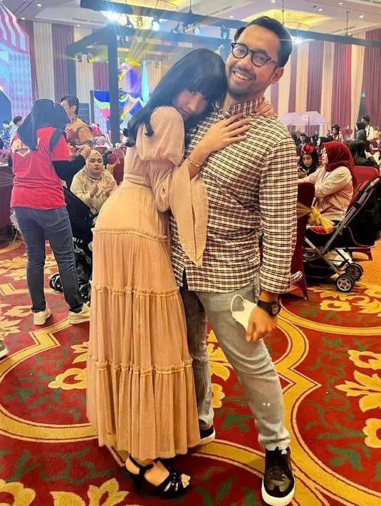 Lucinta Luna mengenakan tiered long dress berwarna soft pink,  ia memadukannya dengan heels hitam.